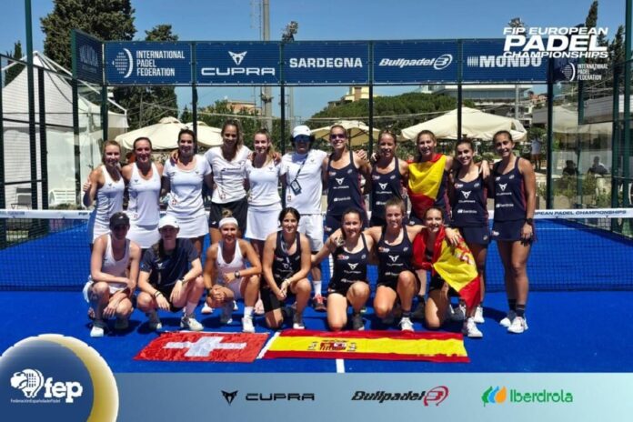 El equipo español femenino junto al suizo tras el segundo día de los Europeos de Pádel 2024.