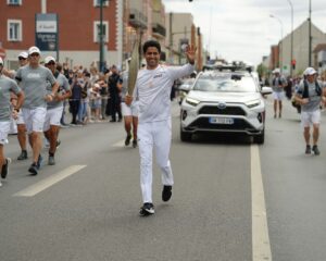 Nasser Al-Khelaifi portando la antorcha olímpica en París 2024.