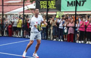 CR7 JUDANDO AL PADEL